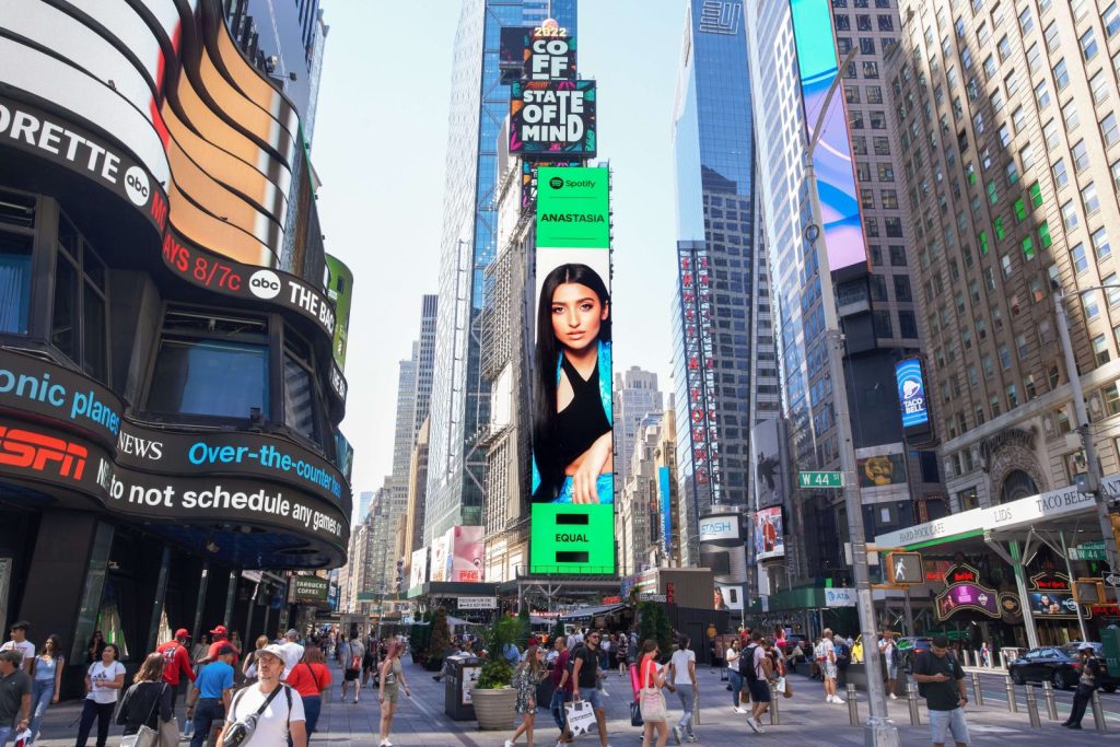Η 19χρονη λαϊκή τραγουδίστρια και ambassador Ελλάδας και Κύπρου στην παγκόσμια καμπάνια του Spotify, μπήκε σε Billboard στην Times Square!- Ρυθμός 99.7 Κέρκυρα